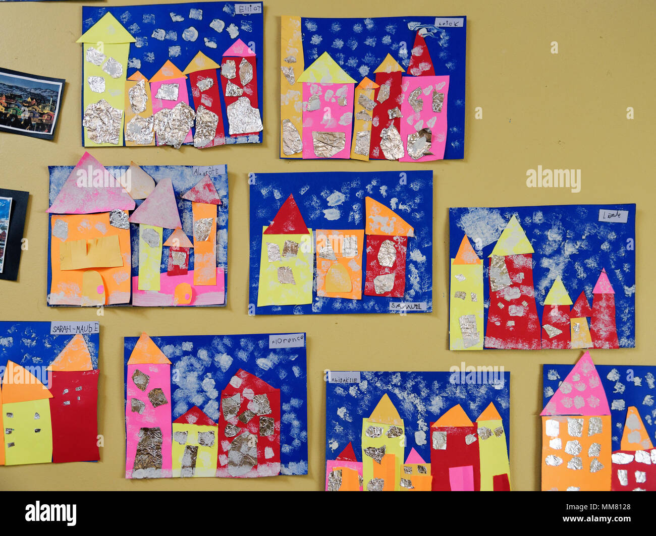 Bambini opere d'arte sulla parete nella loro scuola - la caduta della neve sulle case Foto Stock