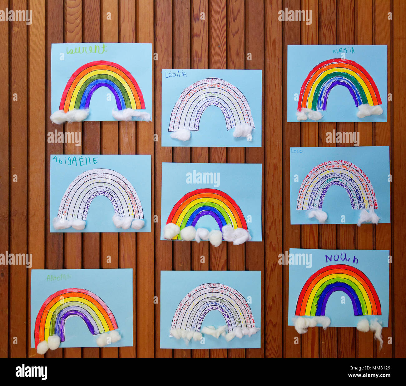 Bambini opere d'arte sulla parete nella loro scuola - arcobaleno Foto Stock
