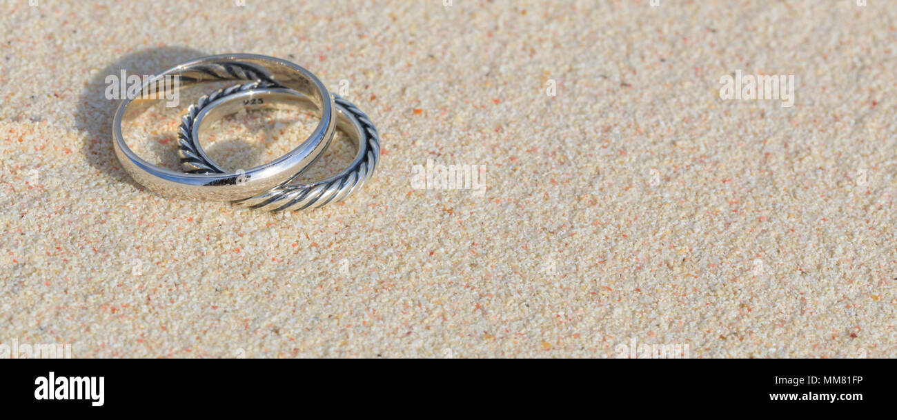 Gli anelli di nozze su Bermuda sabbia rosa Foto Stock