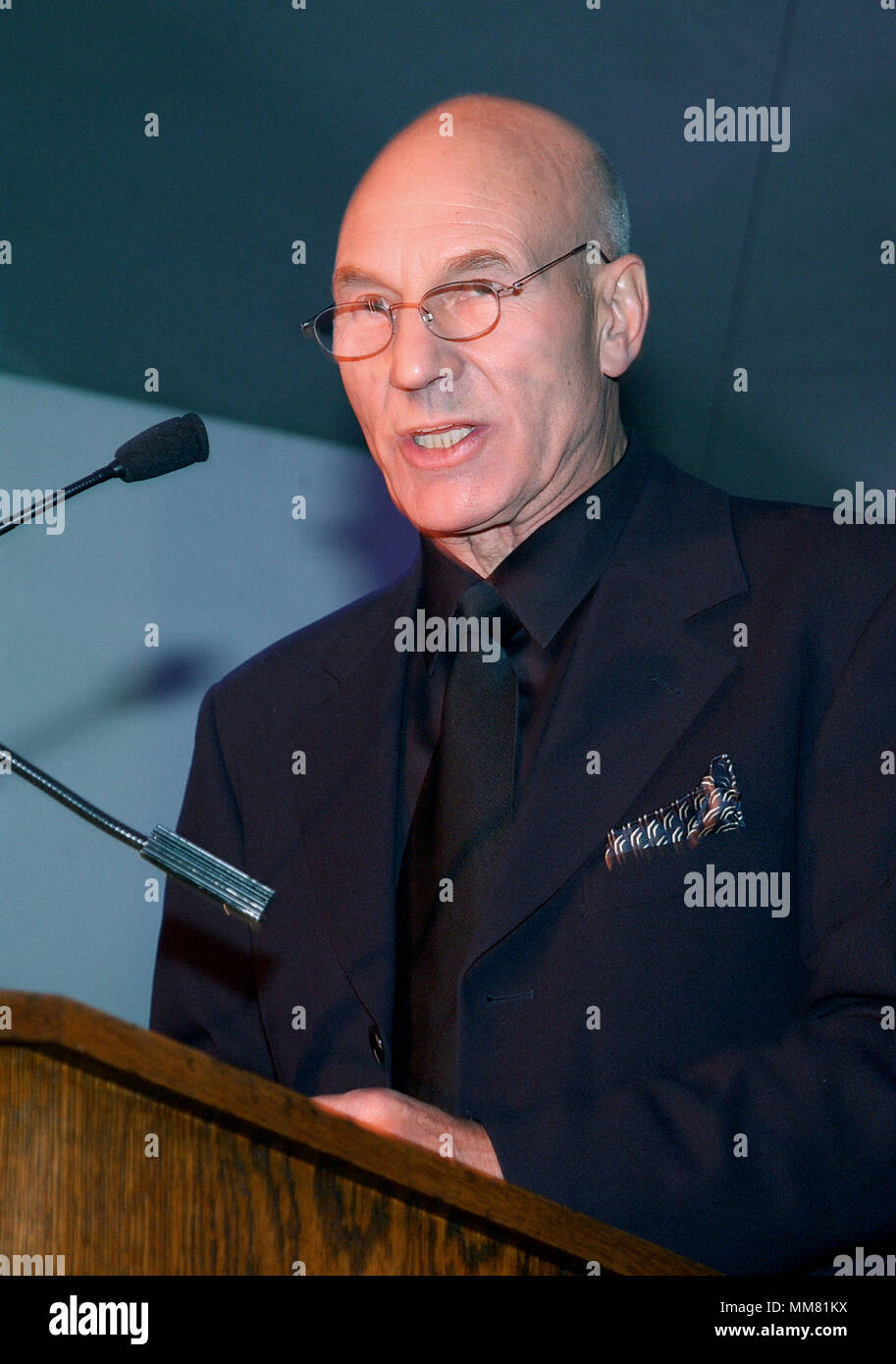 Patrick Stewart - maestro di cerimonia - presso il tributo di Arthur C. Clarke, 2001 Odissea nello spazio presso il Palazzo di Playboy in Los Angeles. Novembre 15, 2001. StewartPatrick02.jpgStewartPatrick02 Red Carpet Event, verticale, STATI UNITI D'AMERICA, industria cinematografica, celebrità, fotografia, Bestof, arte cultura e intrattenimento, Topix celebrità moda / Verticale, meglio di, evento nella vita di Hollywood - California, moquette rossa e dietro le quinte, USA, industria cinematografica, celebrità, movie celebrità, personaggi televisivi, musica celebrità, fotografia, Bestof, arte cultura e intrattenimento, Topix, headshot, verticale, uno perso Foto Stock