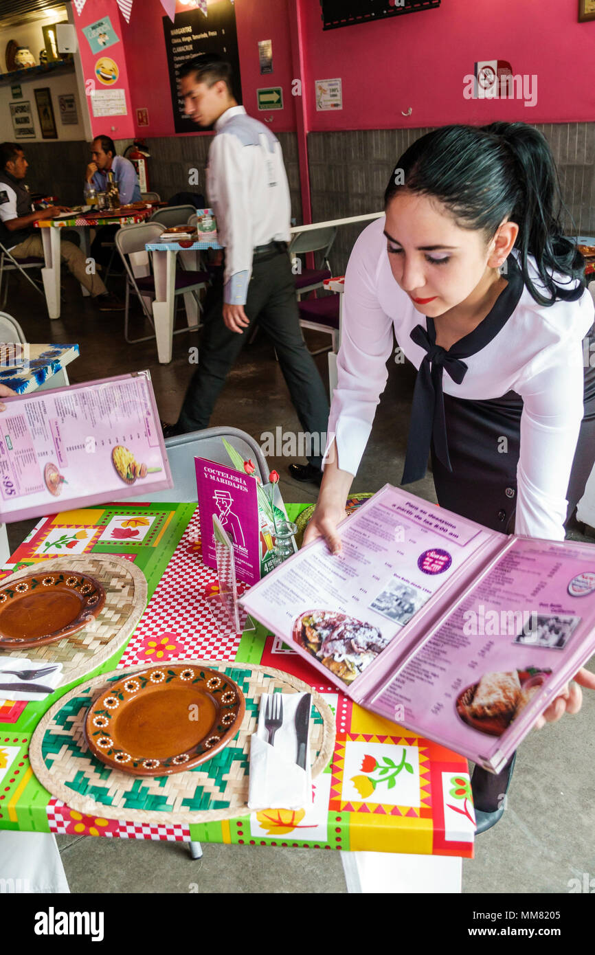 Città del Messico, Polanco, ispanico, immigranti immigrati, messicano, Surtidora Don Batiz Terraza, ristorante ristoranti ristorazione caffè caffè, all'interno, donna female Foto Stock