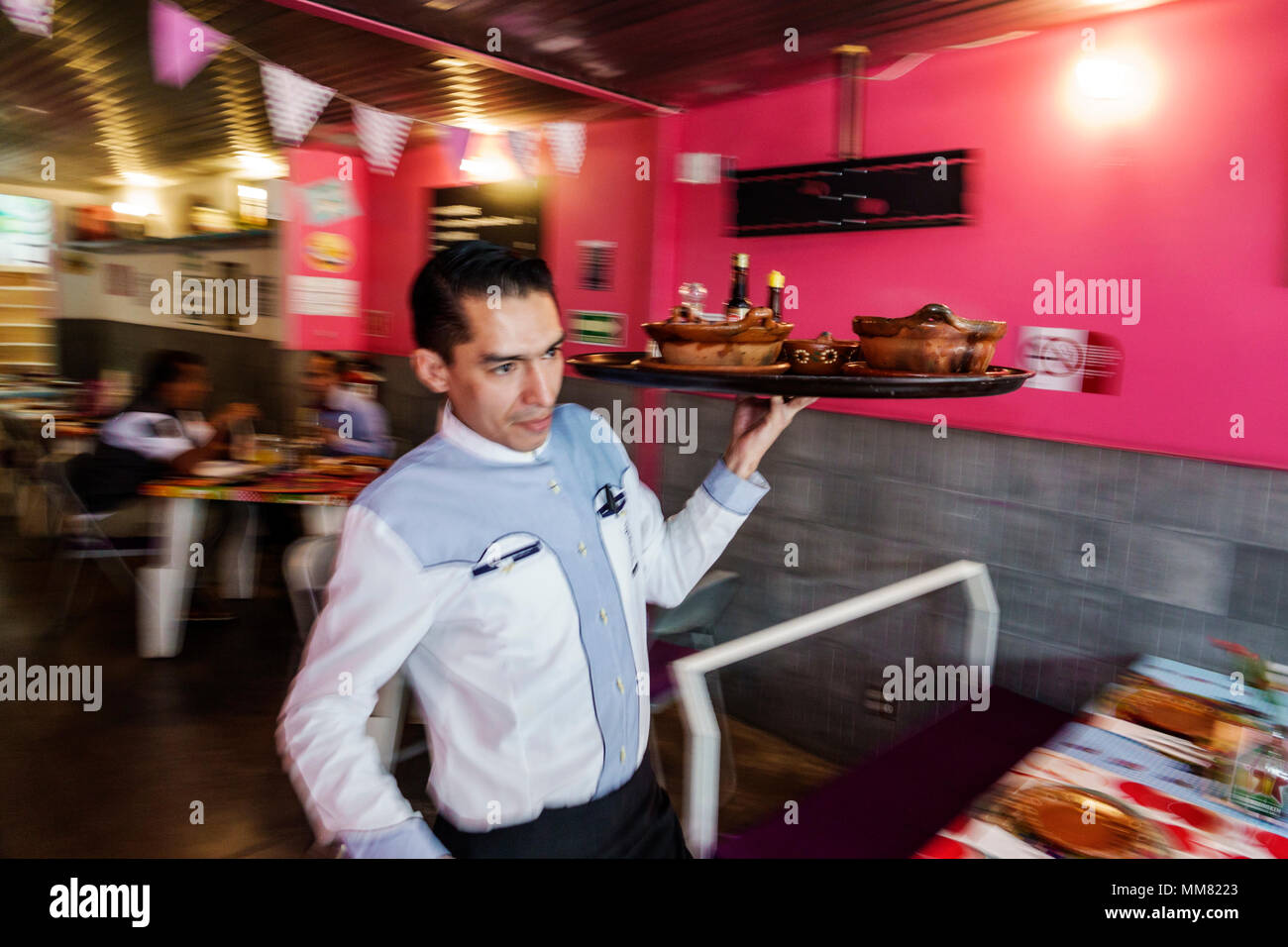 Città del Messico, Polanco, ispanico messicano, Sustidora Don Batiz Terraza, ristorante ristoranti cibo ristoranti caffè, all'interno, uomo maschile, cameriere serv Foto Stock