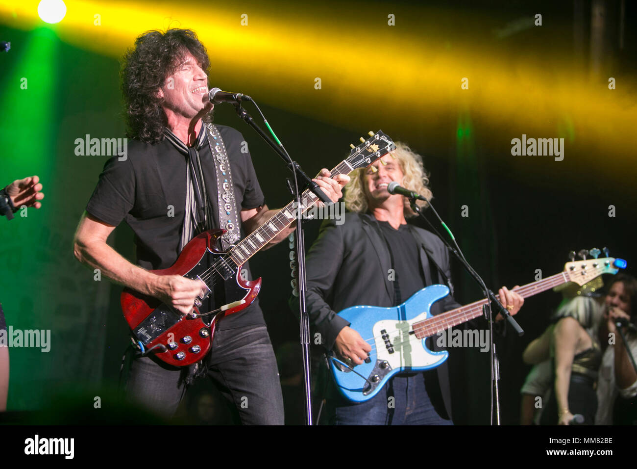 Tommy Thayer (KISS) (sinistra) e Jason Scheff (Chicago) (destro) giocando alla decima edizione Medlock Krieger tutti i concerti di star & Golf Classic che beneficiano di St. Jude Foto Stock