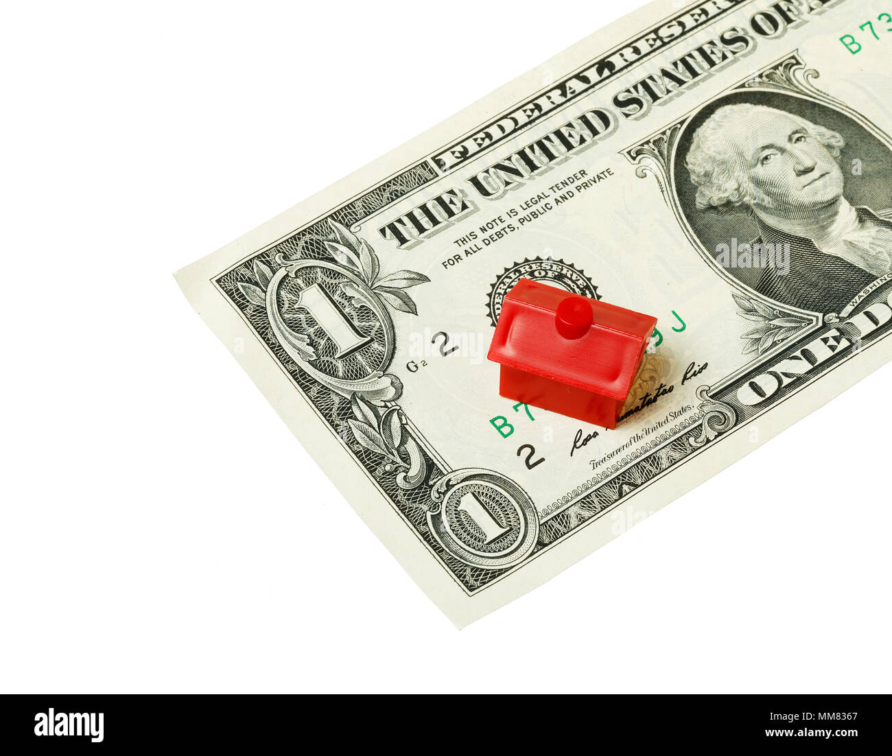 Poco plastica casa rossa su uno US dollar banconota isolati su sfondo bianco. Foto Stock