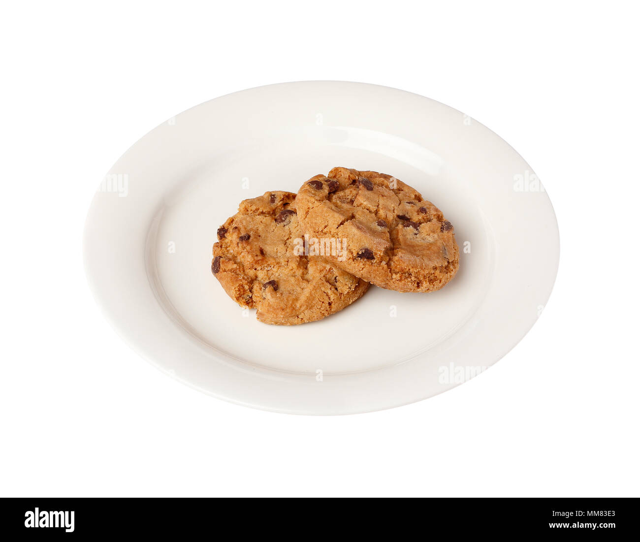 Due biscotti con scaglie di cioccolato su una bianca piccola piastra isolata su bianco bakground. Foto Stock