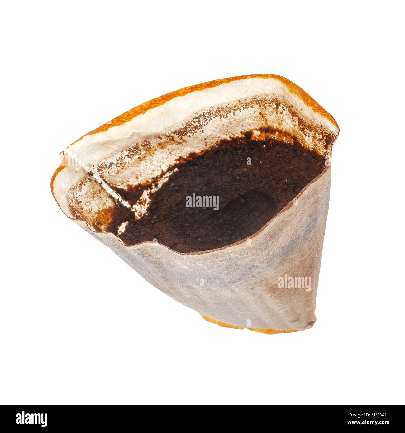 Uno utilizzato cono monouso di tipo filtro per caffè fatta di carta isolato su sfondo bianco. Foto Stock