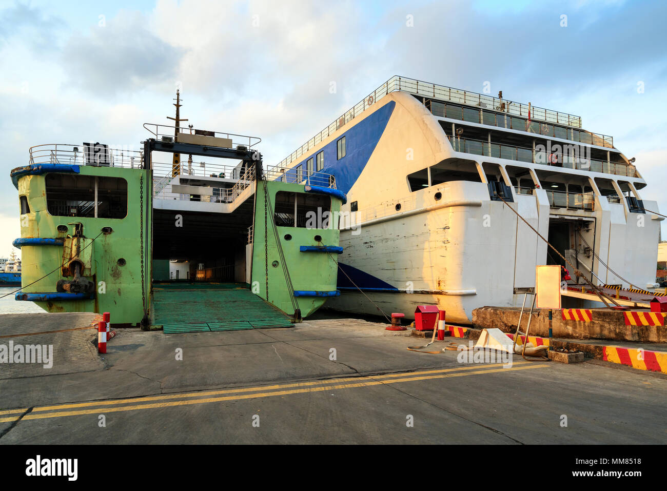 Le navi da passeggeri che sono in procinto di vela Foto Stock