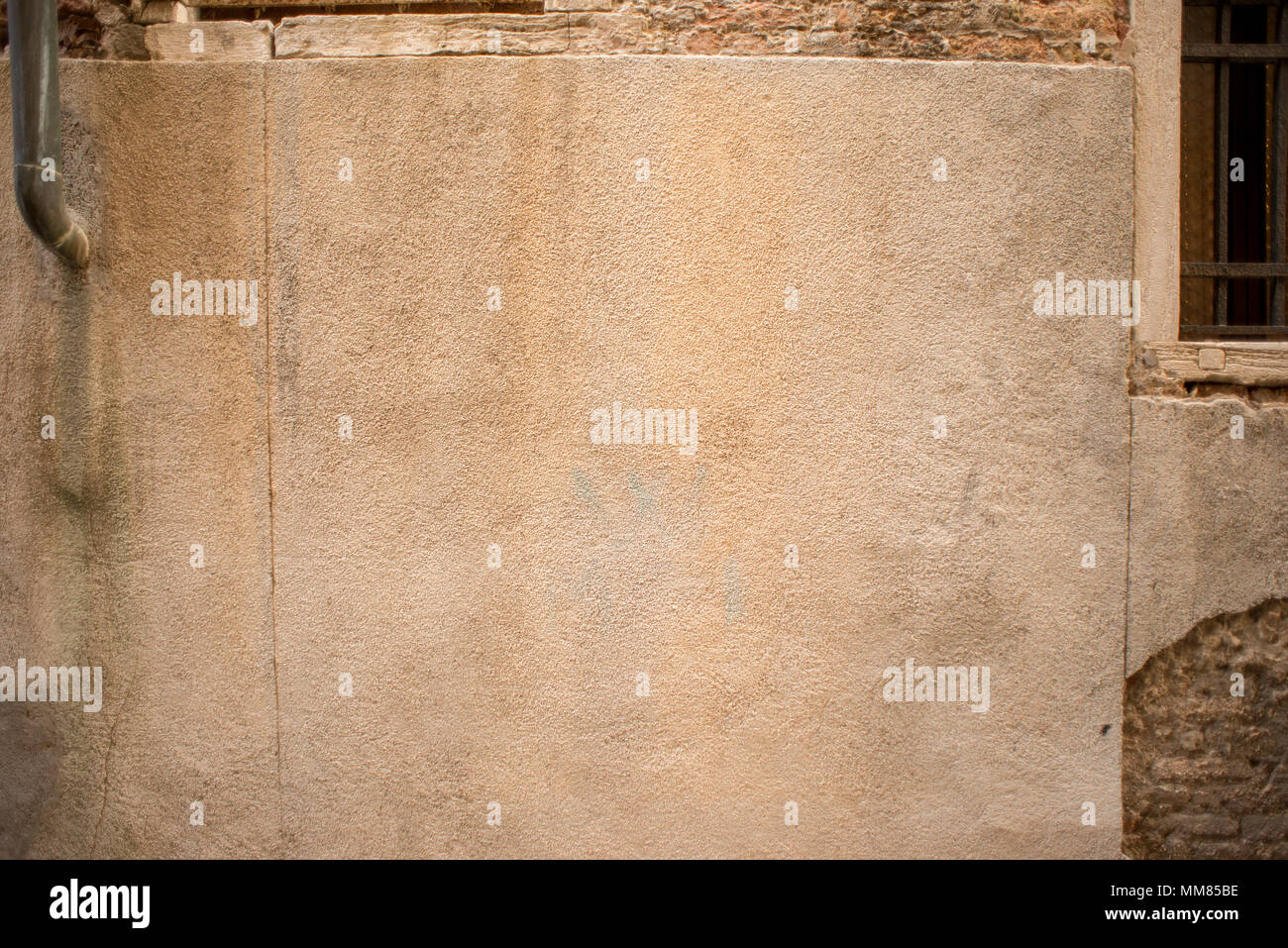 Texture di marrone vecchio muro di cemento con il tubo e la parte della finestra. Foto Stock