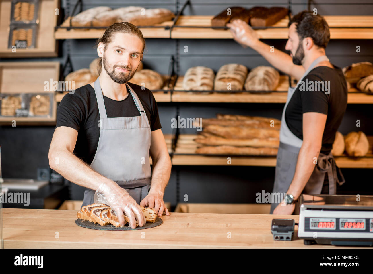 Venditori di pane al panificio Foto Stock