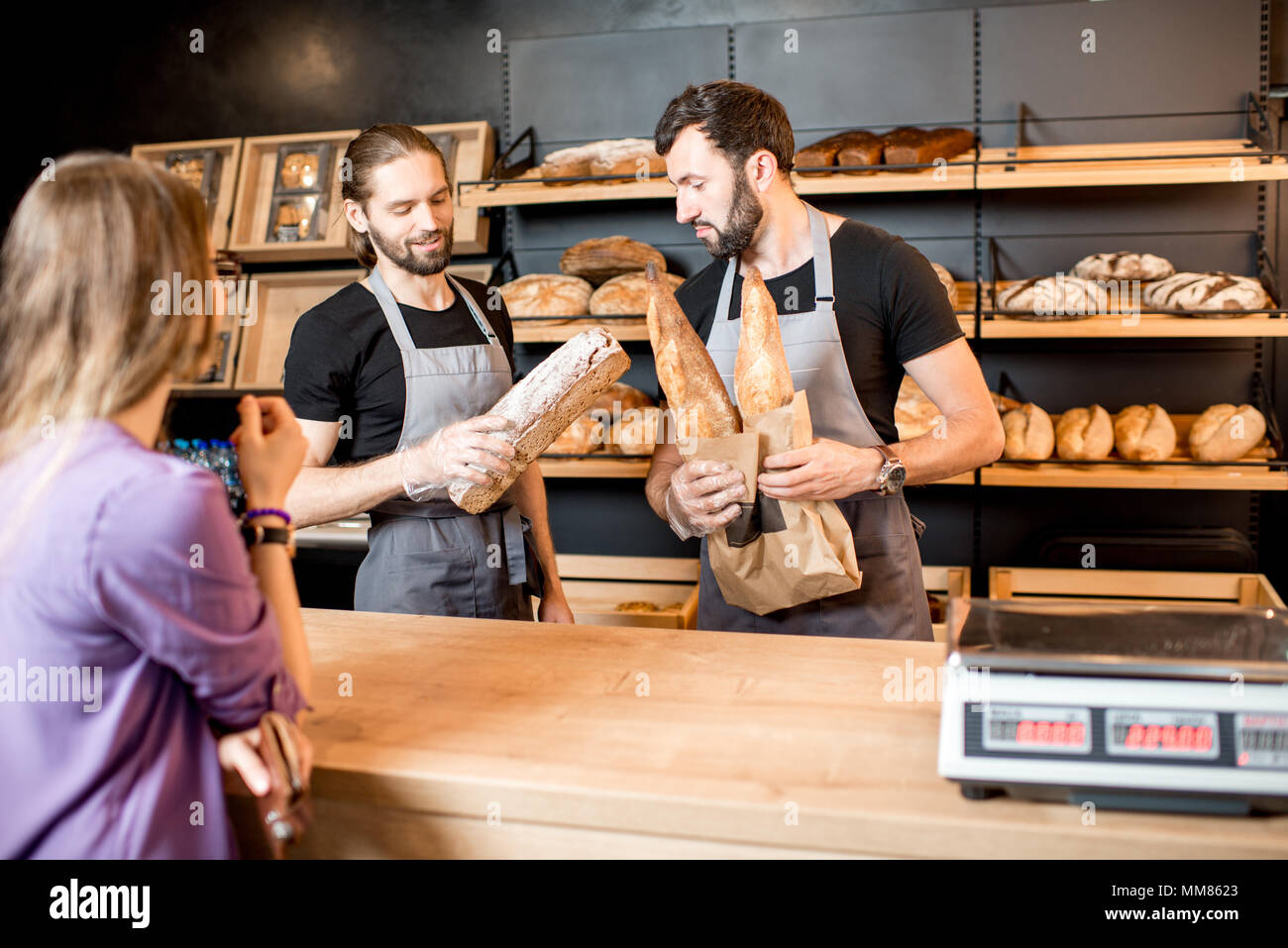Продавец в пекарню. We buy bread at the. Форма для продавцов пекарни. Покупатель в пекарне. Люди в пекарне.