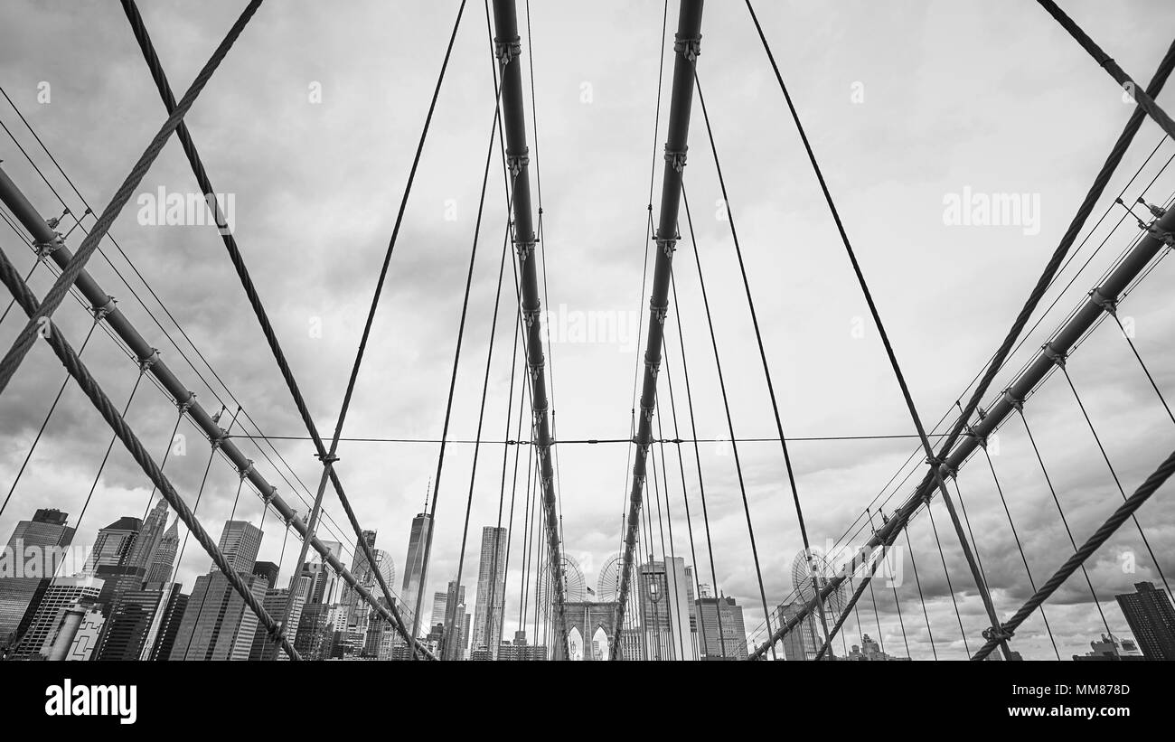 Bianco e nero ampio angolo foto del Ponte di Brooklyn, New York City, Stati Uniti d'America. Foto Stock