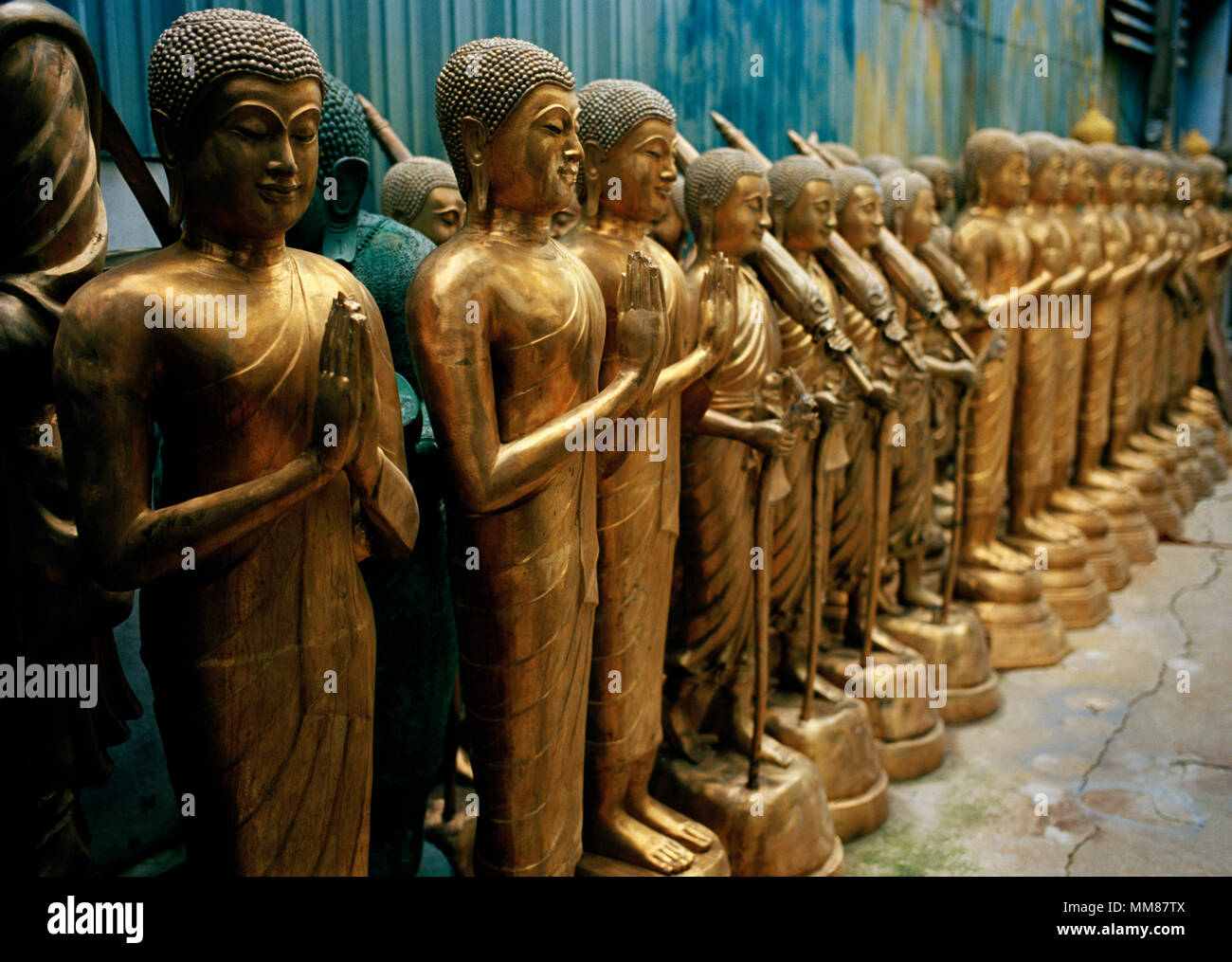 Il Buddismo tailandese - statua di Buddha arte in vendita in Bamrung Muang Road di Bangkok in Thailandia nel sud-est asiatico in Estremo Oriente. Serenità sereno viaggio buddista Foto Stock