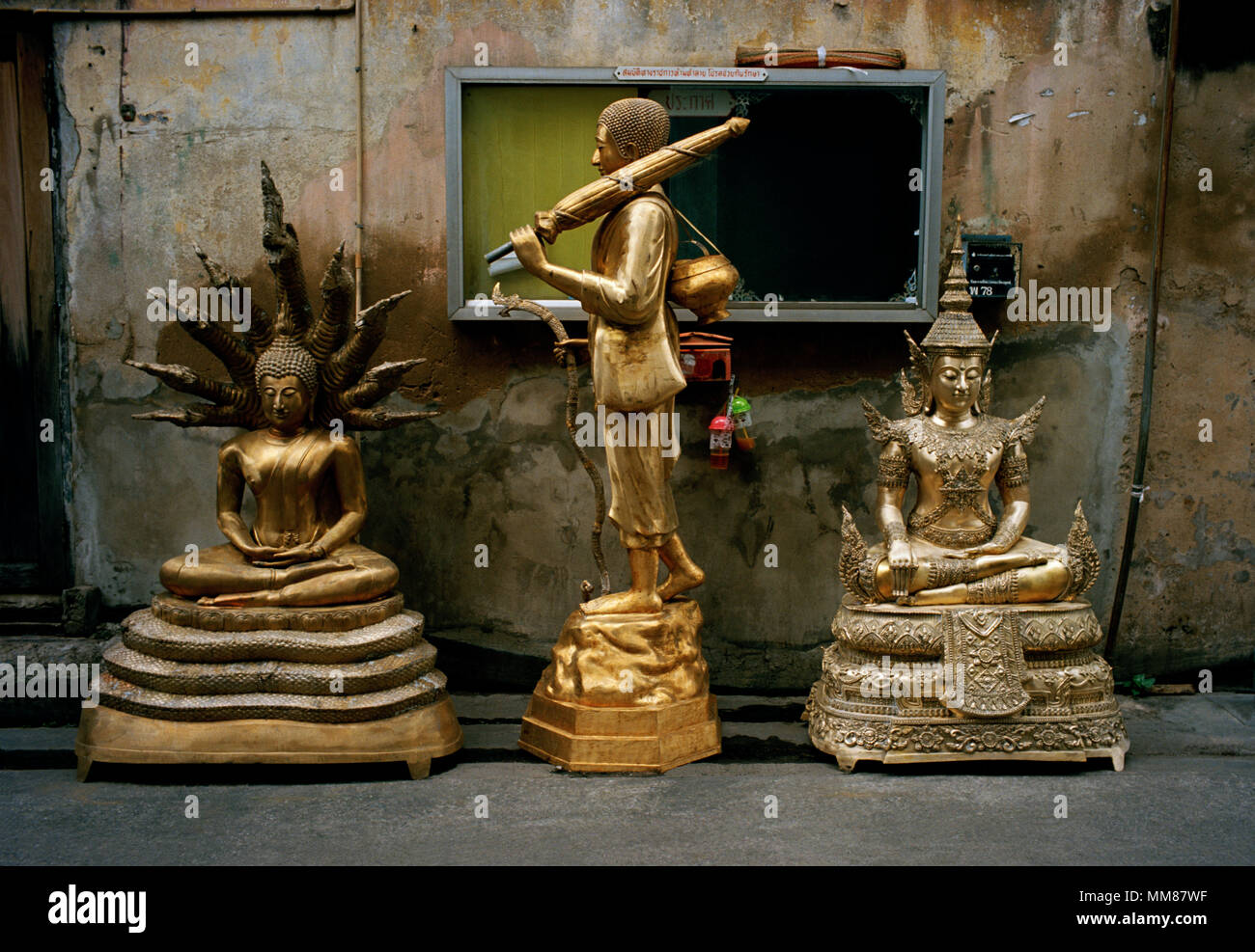Il Buddismo tailandese - statua di Buddha arte in vendita in Bamrung Muang Road di Bangkok in Thailandia nel sud-est asiatico in Estremo Oriente. Serenità sereno viaggio buddista Foto Stock