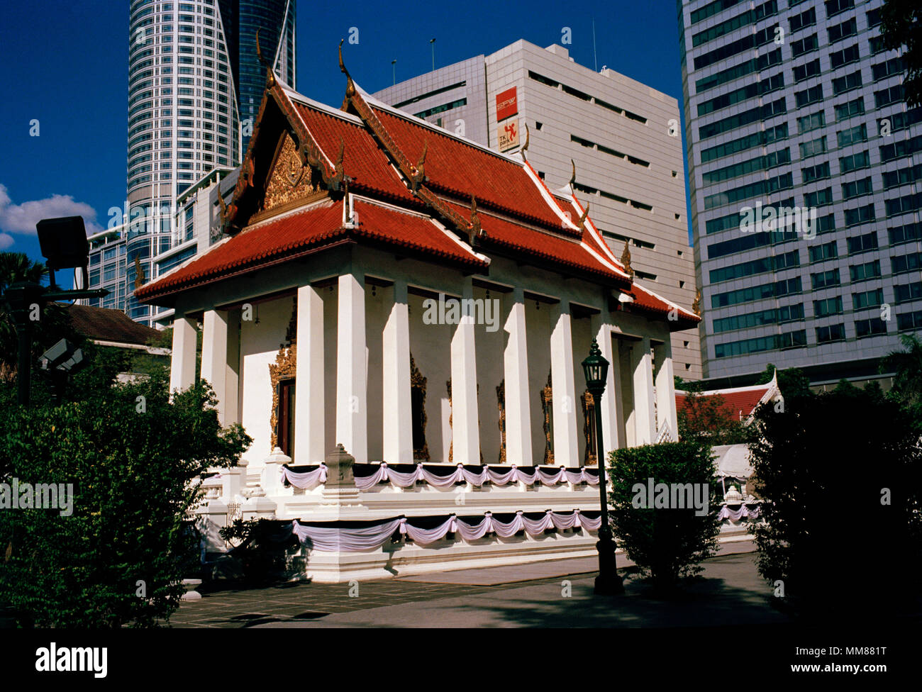 Il buddista ordinazione Ubosot hall di Wat Pathum Wanaram tempio a Bangkok in Tailandia in Asia del sud-est in Estremo Oriente. Il buddismo Viaggi di architettura Foto Stock
