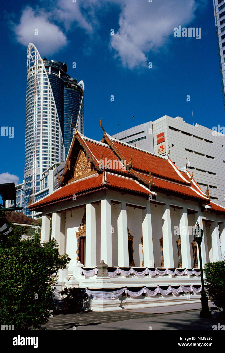 Il buddista ordinazione Ubosot hall di Wat Pathum Wanaram tempio a Bangkok in Tailandia in Asia del sud-est in Estremo Oriente. Il buddismo Viaggi di architettura Foto Stock