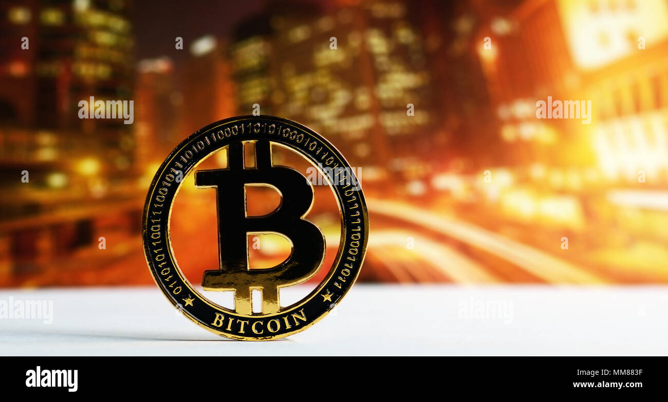 Golden bitcoin su sfondo colorato Foto Stock