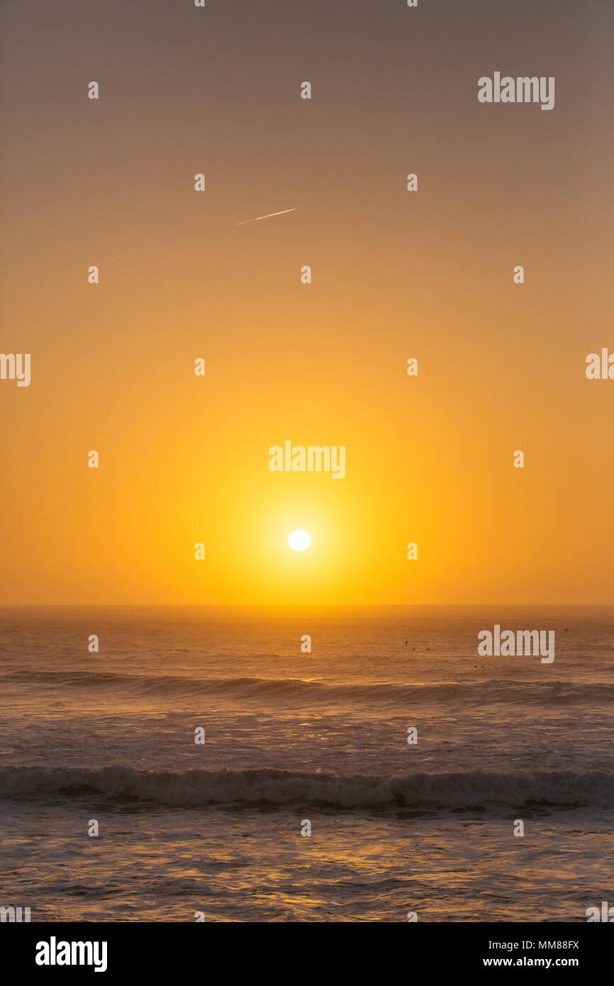 Bel tramonto sull'oceano Atlantico in Portogallo Foto Stock
