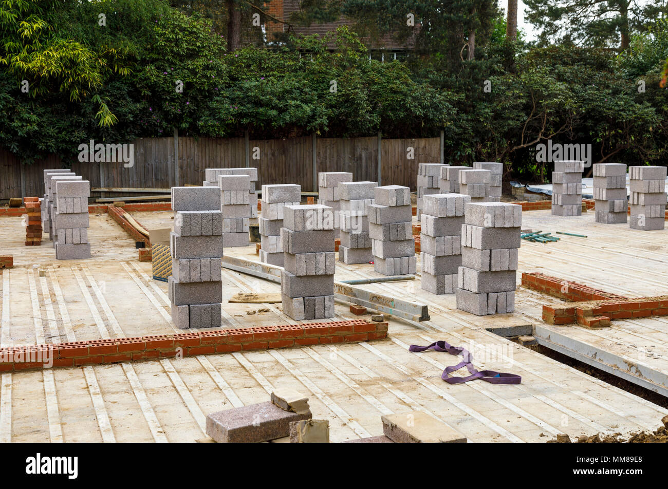 Pile di blocchi di brezza impilati sul cantiere per la costruzione di una nuova casa residenziale nel Surrey, Inghilterra sudorientale, REGNO UNITO Foto Stock