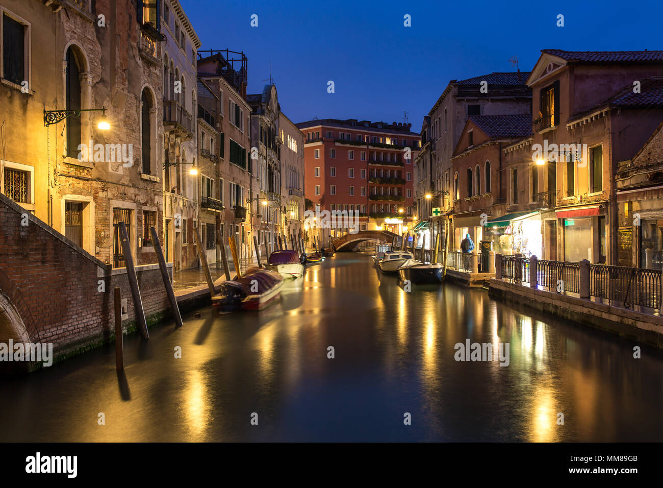 Canale in una notte a Venezia, Italia. Foto Stock