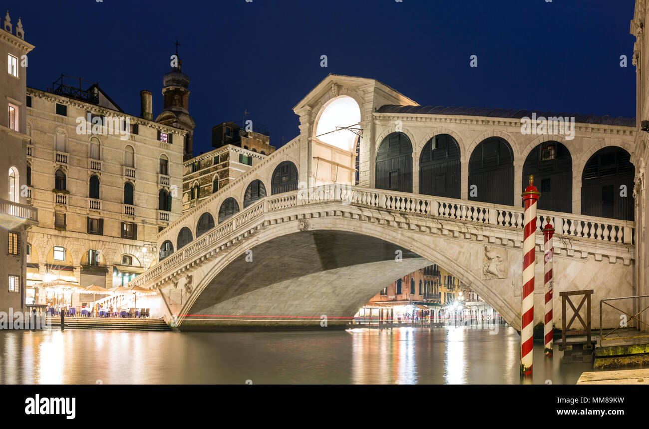 Il ponte di Rialto e il Canal Grande di notte a Venezia, Italia Foto Stock