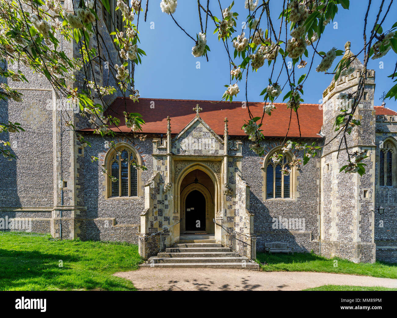 Tradizionale a pietra focaia di fronte la chiesa parrocchiale di San Giovanni Evangelista, Northington, un piccolo villaggio nel Hampshire, Inghilterra meridionale, vicino a Winchester Foto Stock