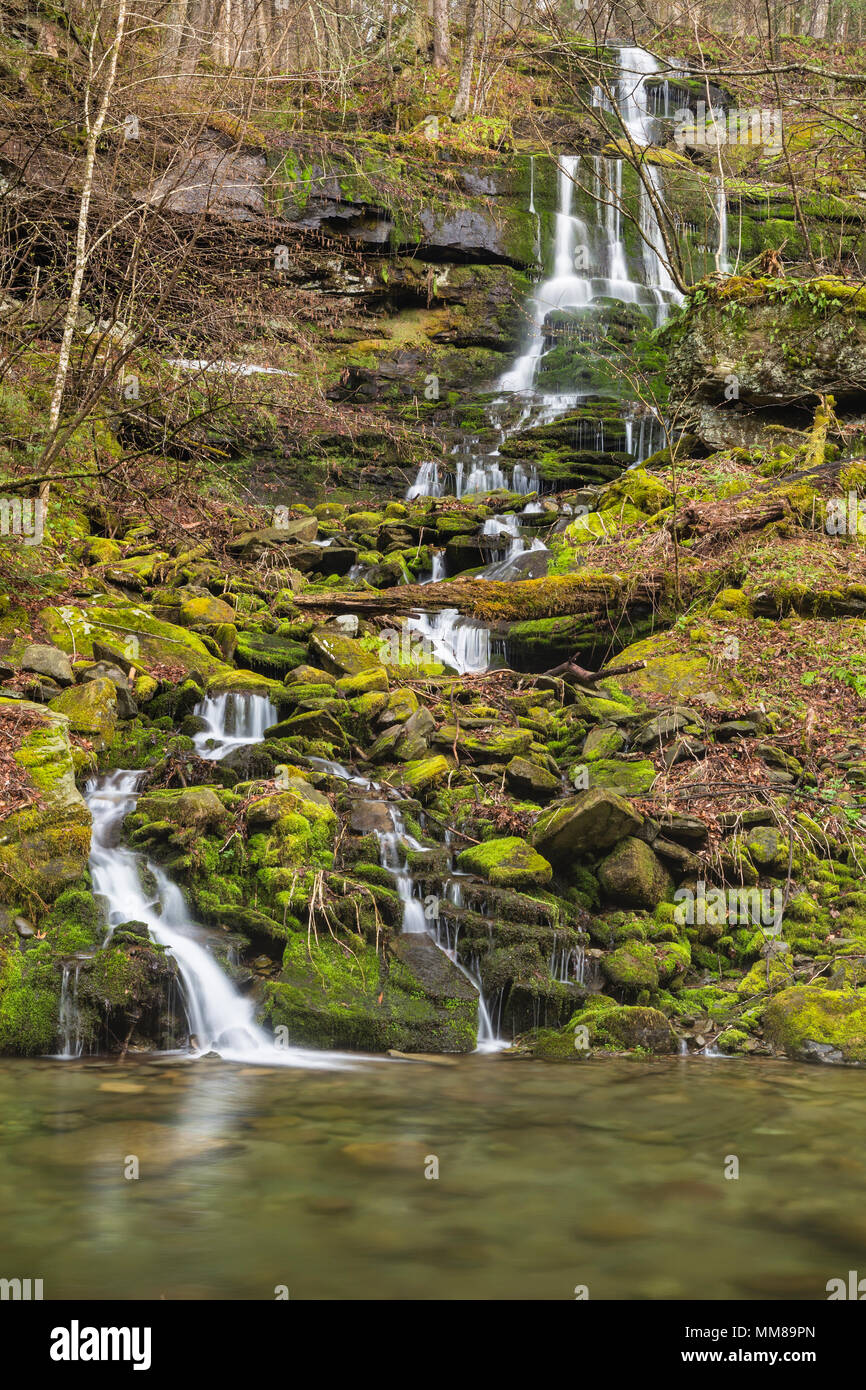 Una cascata stagionale vicino Peekamoose buco blu su Rondout Creek in Denning, New York. Foto Stock