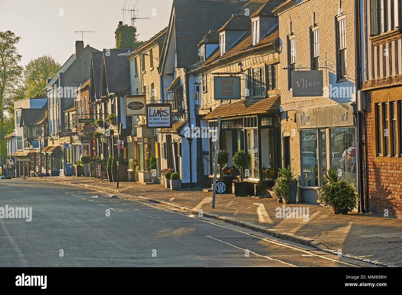 Sheep Street Stratford upon Avon Warwickshire con una varietà di stili di costruzione e di punti di vendita al dettaglio. Foto Stock