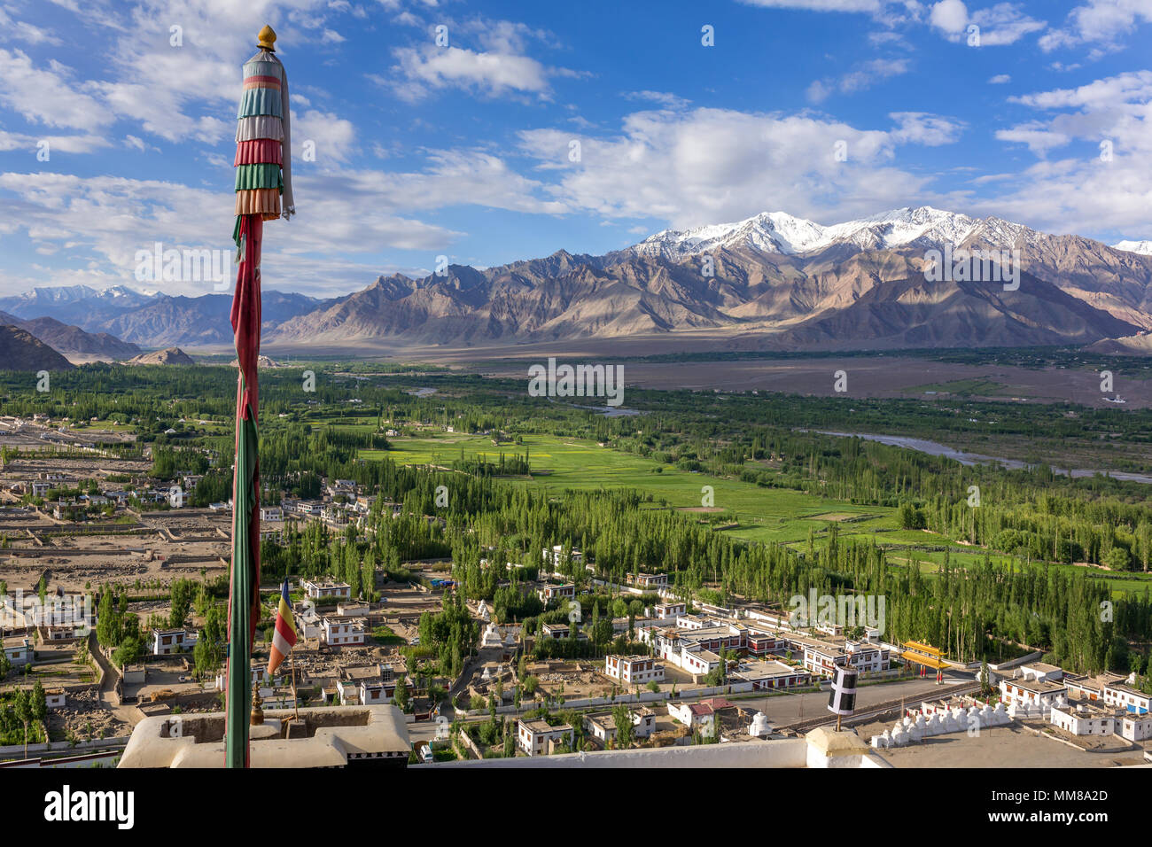 Bellissima valle verde panorama da Thiksey Gompa monastero in Ladakh, India. Foto Stock