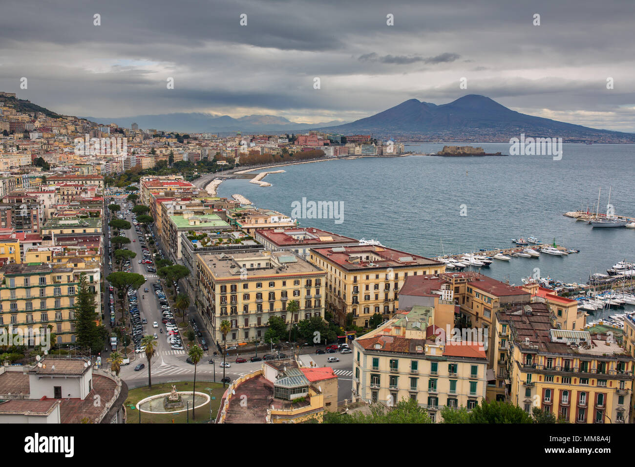 Panorama di Napoli, vista del porto nel Golfo di Napoli e sul Vesuvio. La  provincia della regione Campania. L'Italia. Giorno nuvoloso Foto stock -  Alamy