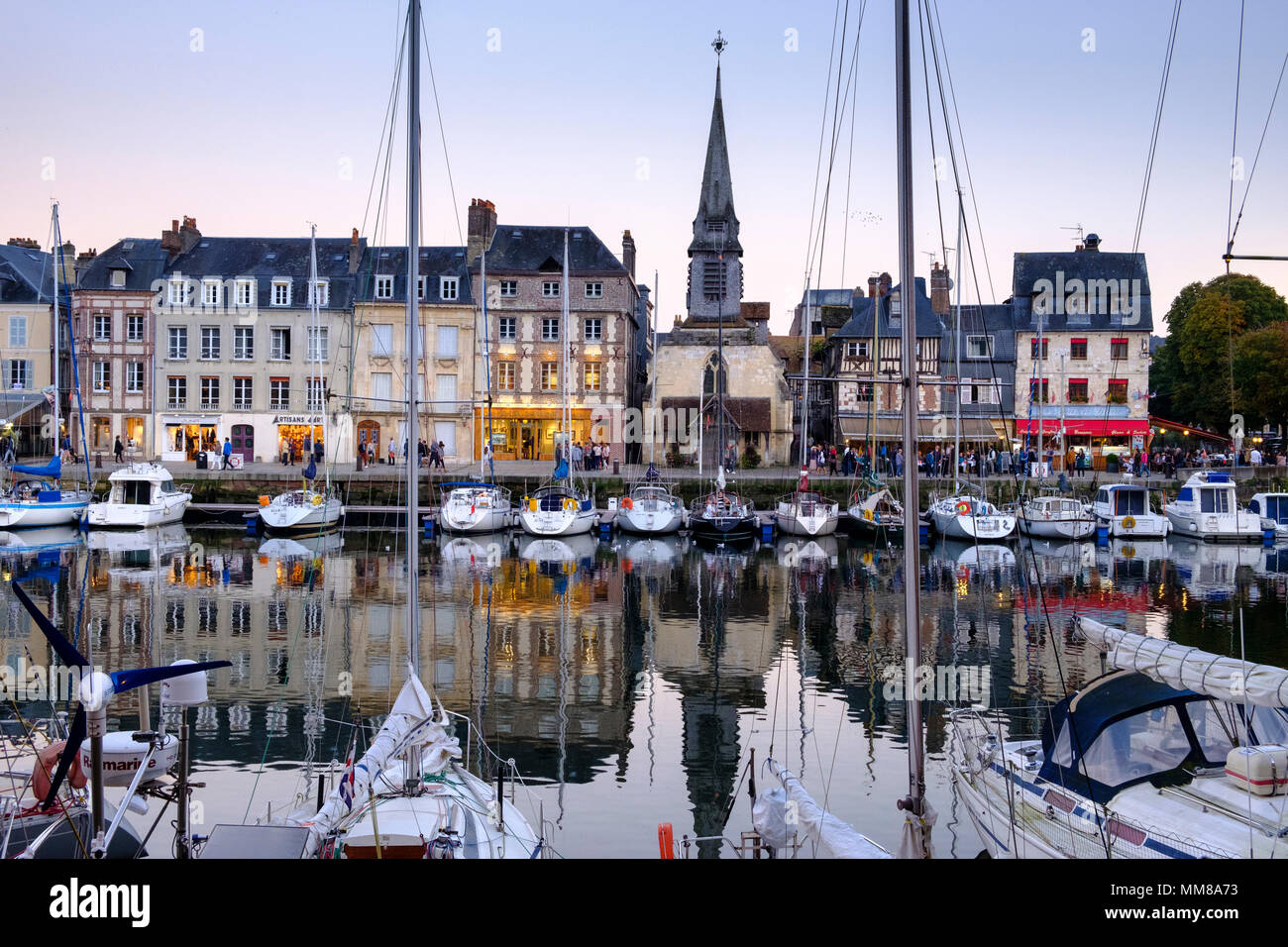 Honfleur porto con barche al tramonto, in Normandia, Francia, Europa Foto Stock