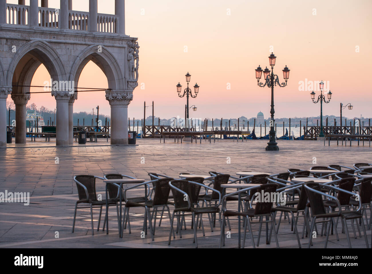 Outdoor cafe vicino al Palazzo dei Dogi sulla piazza San Marco al sunrise a Venezia, Italia Foto Stock