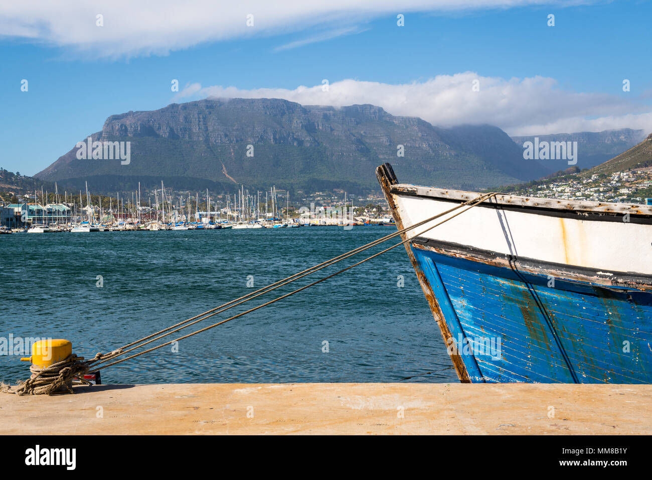Una barca si trova ormeggiata sulla acqua in Hout Bay a Cape Town, Sud Africa Foto Stock