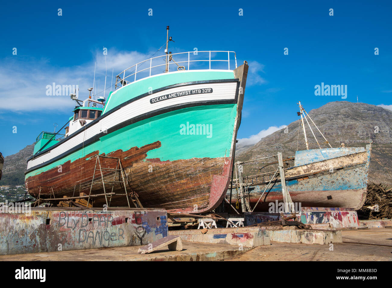 Barche seduto sulla terra asciutta in Hout Bay a Cape Town, Sud Africa Foto Stock