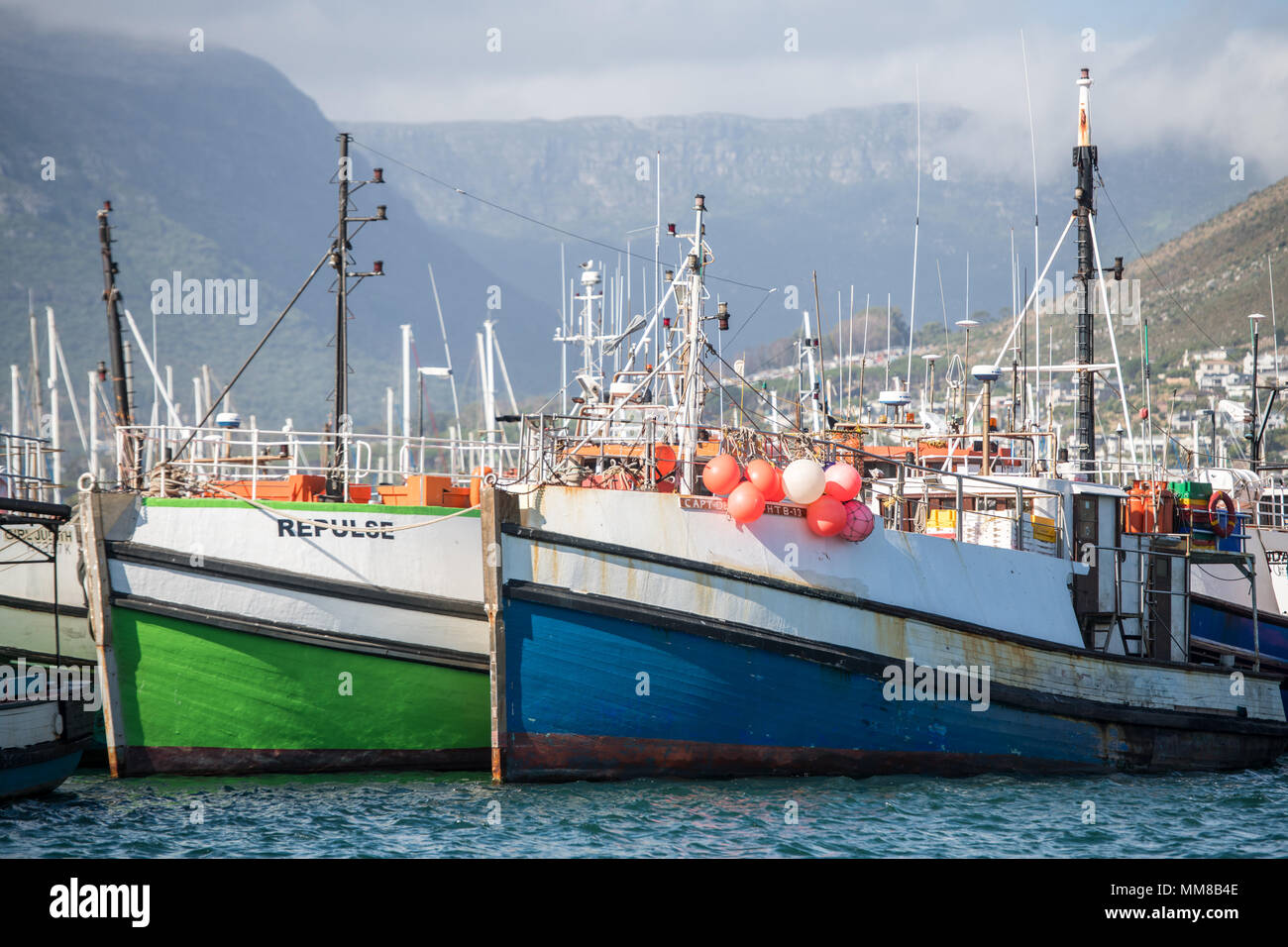 Colorate barche ormeggiate in acqua in Hout Bay a Cape Town, Sud Africa Foto Stock