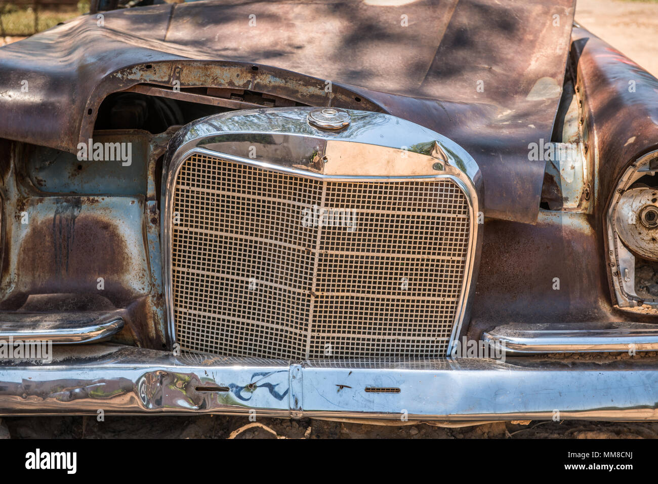 Close up della griglia anteriore della vettura fatiscente, Chobe National Park - Botswana Foto Stock