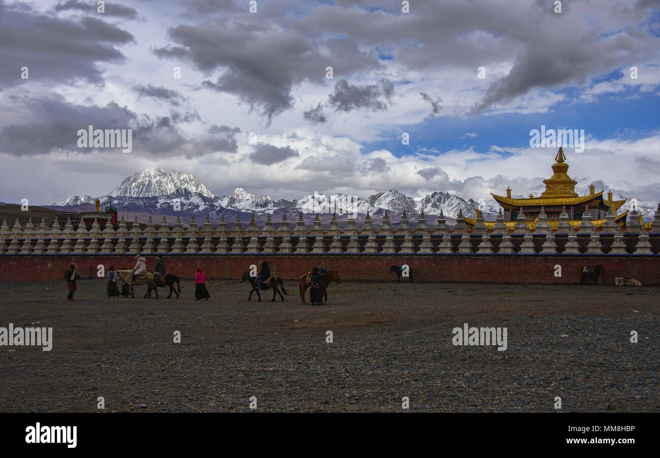 Muya Golden Tower e Yala montagna di neve sotto una tempesta, Tagong, Sichuan, in Cina Foto Stock