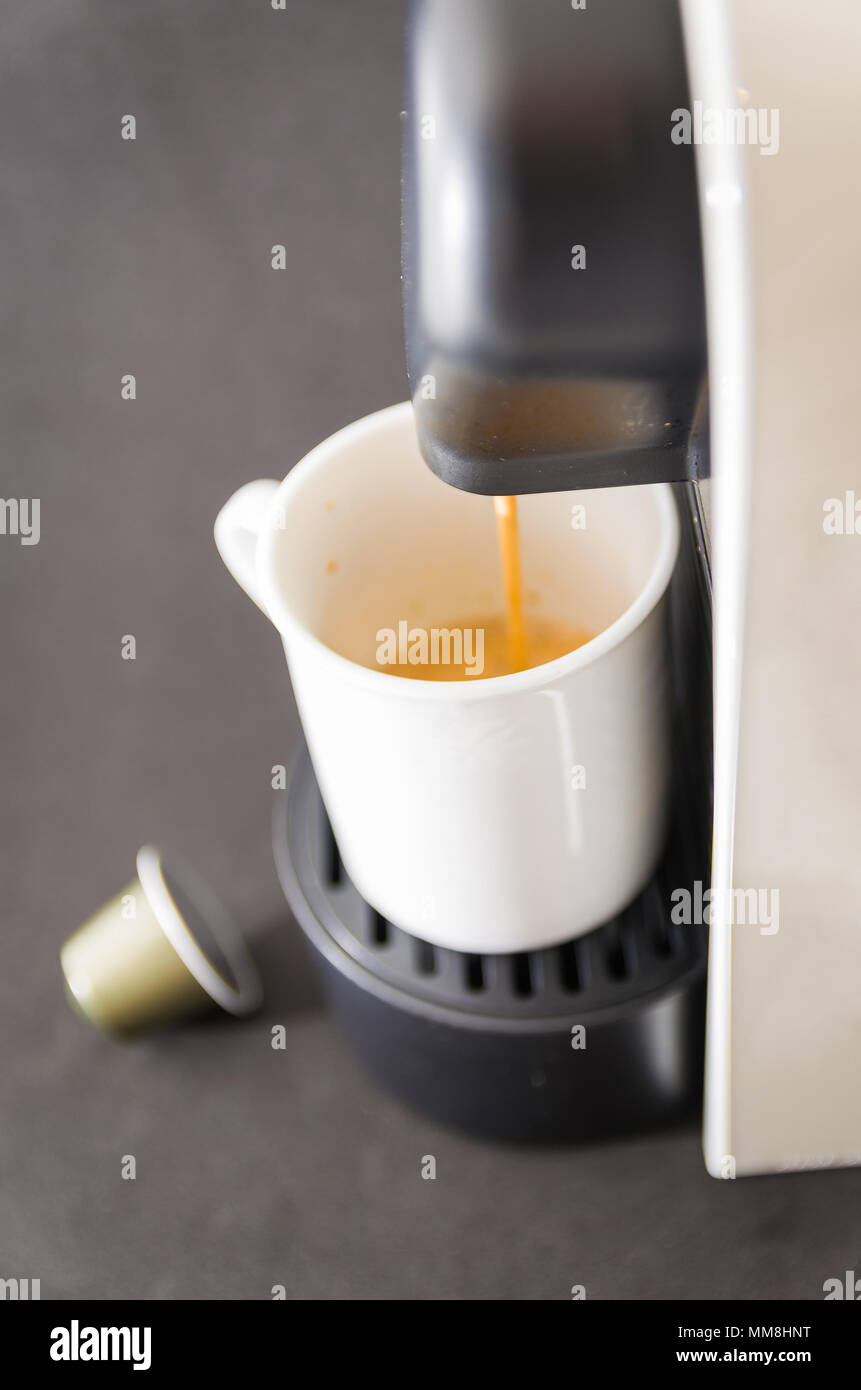 Macchina per il caffè che servono caffè, caffè espresso, caffè pod. Foto Stock