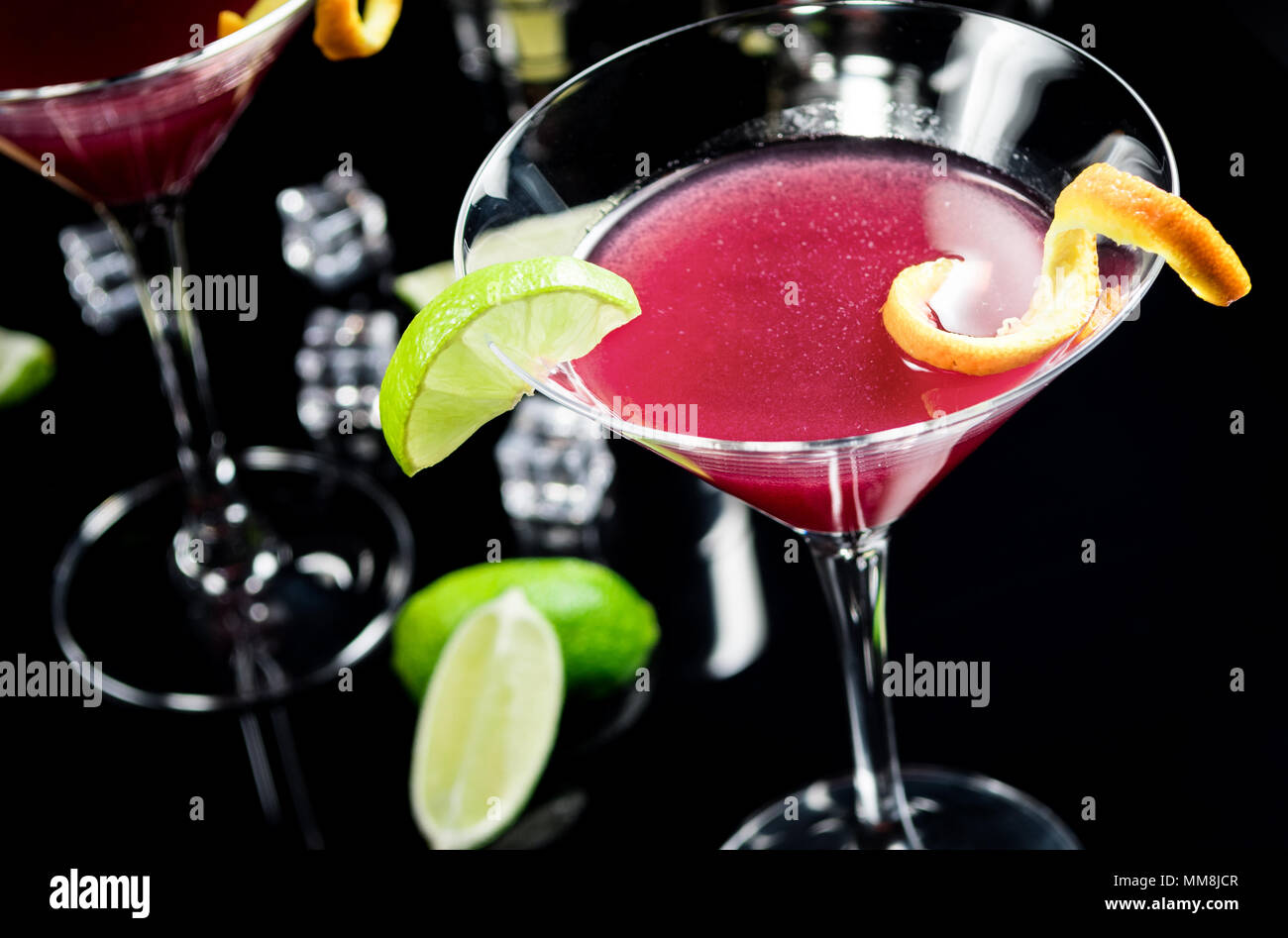 L'alcool bere cocktail cosmopolita con calce su sfondo nero Foto Stock