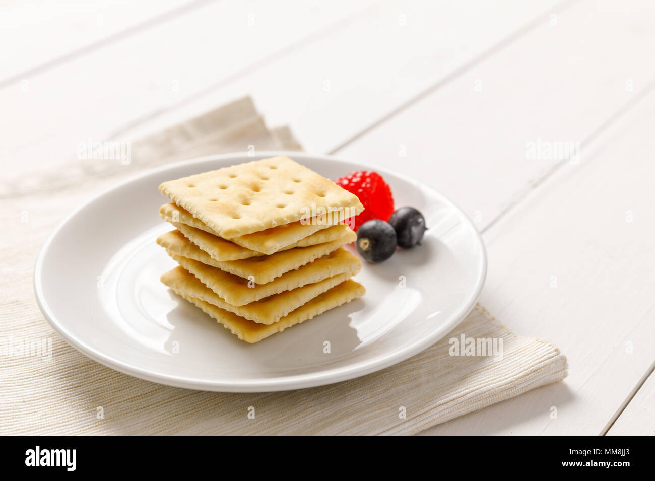 Crackers con latte condensato e frutta, prima colazione Foto Stock