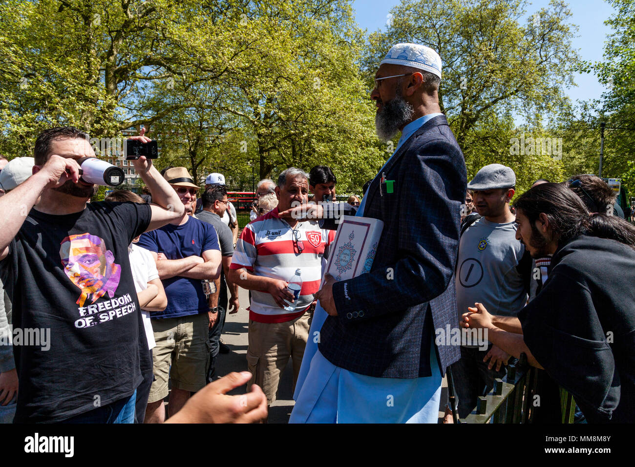 Un uomo musulmano parlando a Speakers Corner, Hyde Park, Londra, Inghilterra Foto Stock