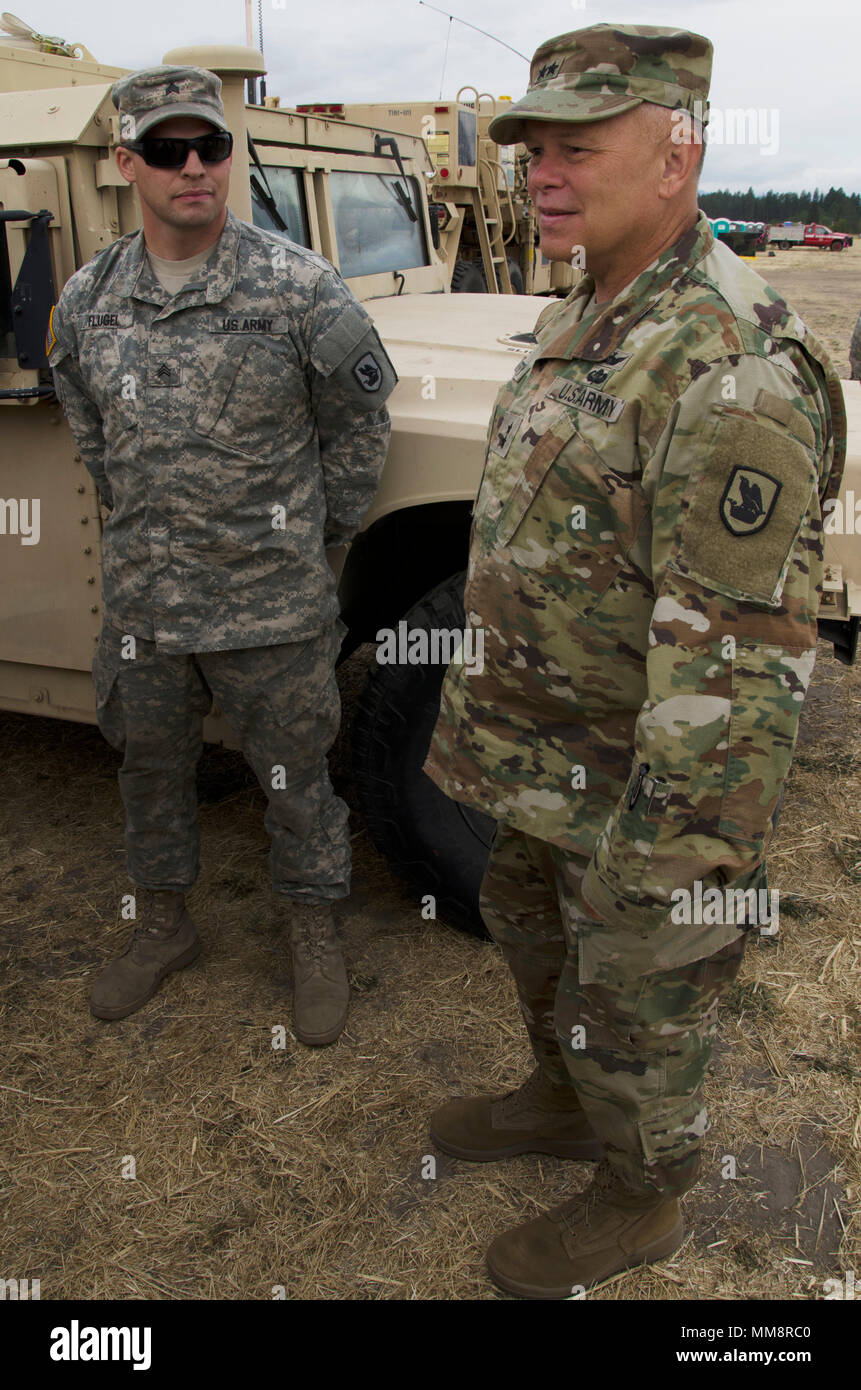 Il Mag. Generale Daugherty Bret, aiutante generale, colloqui a Sgt. Micheal Flugel, 1041st Transportation Company, 96il comando delle truppe, a nord di Cle Elum, Washington, Sett. 9, 2017. I membri del servizio del Washington guardia nazionale sono stati attivati per la lotta contro gli incendi boschivi sulla montagna Jolly nel centro di Washington. (U.S. Esercito nazionale Guard foto di PFC. Alec Dionne) Foto Stock