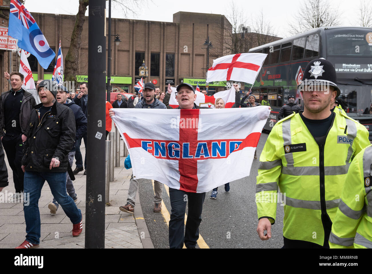 Walsall, West Midlands, Regno Unito. Il 7 aprile 2018. Nella foto: EDL sostenitori marzo al loro muster punto per iniziare la loro rally. / Fino a 60 Difesa inglese Lea Foto Stock