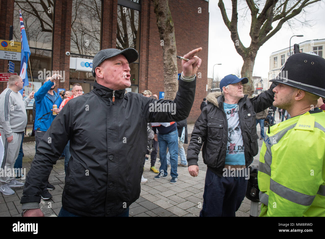 Walsall, West Midlands, Regno Unito. Il 7 aprile 2018. Nella foto: EDL sostenitori uno scambio di parole con i contrapposti anti-fascisti sostenitori nel centro della città. / Fino a Foto Stock