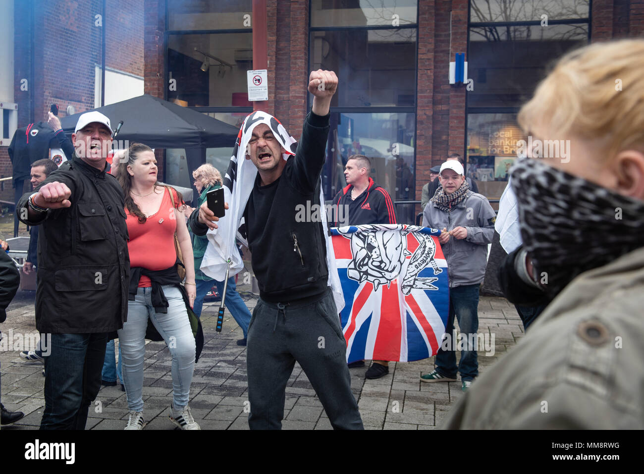 Walsall, West Midlands, Regno Unito. Il 7 aprile 2018. Nella foto: EDL sostenitori uno scambio di parole con i contrapposti anti-fascisti sostenitori nel centro della città. / Fino a Foto Stock