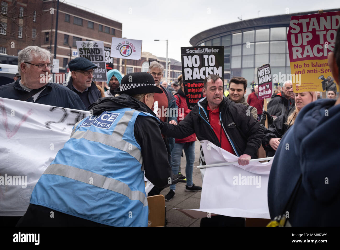 Walsall, West Midlands, Regno Unito. Il 7 aprile 2018. Nella foto: Polizia trattare rapidamente con un EDL sostenitore infiltrati di anti-dimostrazione fascista. / In alto Foto Stock