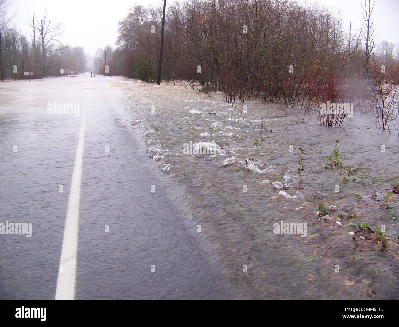Proiettore urbano dopo la pioggia sulla neve Foto Stock