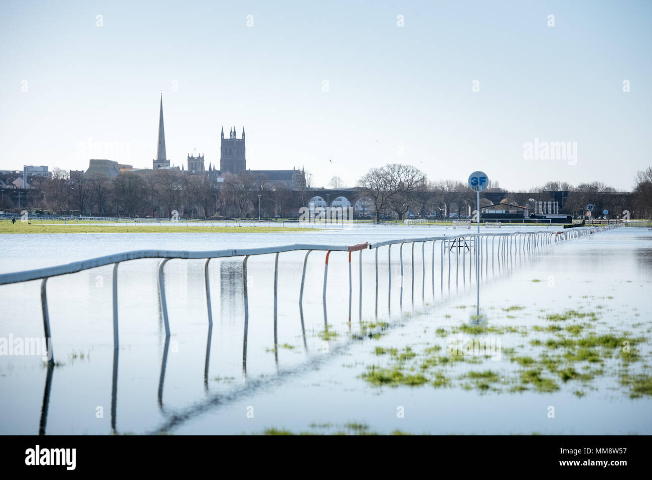 Worcester, Worcestershire, Regno Unito. 5 aprile 2018. Nonostante una tregua nel tempo, le acque di esondazione resta alto in Worcester con la gara in corso e county Foto Stock