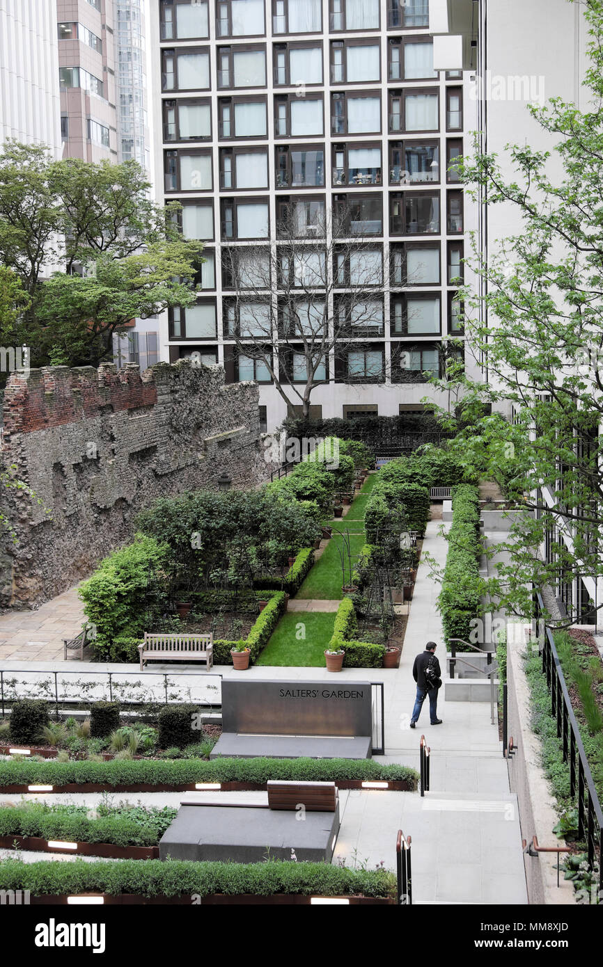 Vista del muro romano a Salters giardino e 2 London Wall edificio a London Wall luogo in primavera nella città di Londra UK KATHY DEWITT Foto Stock