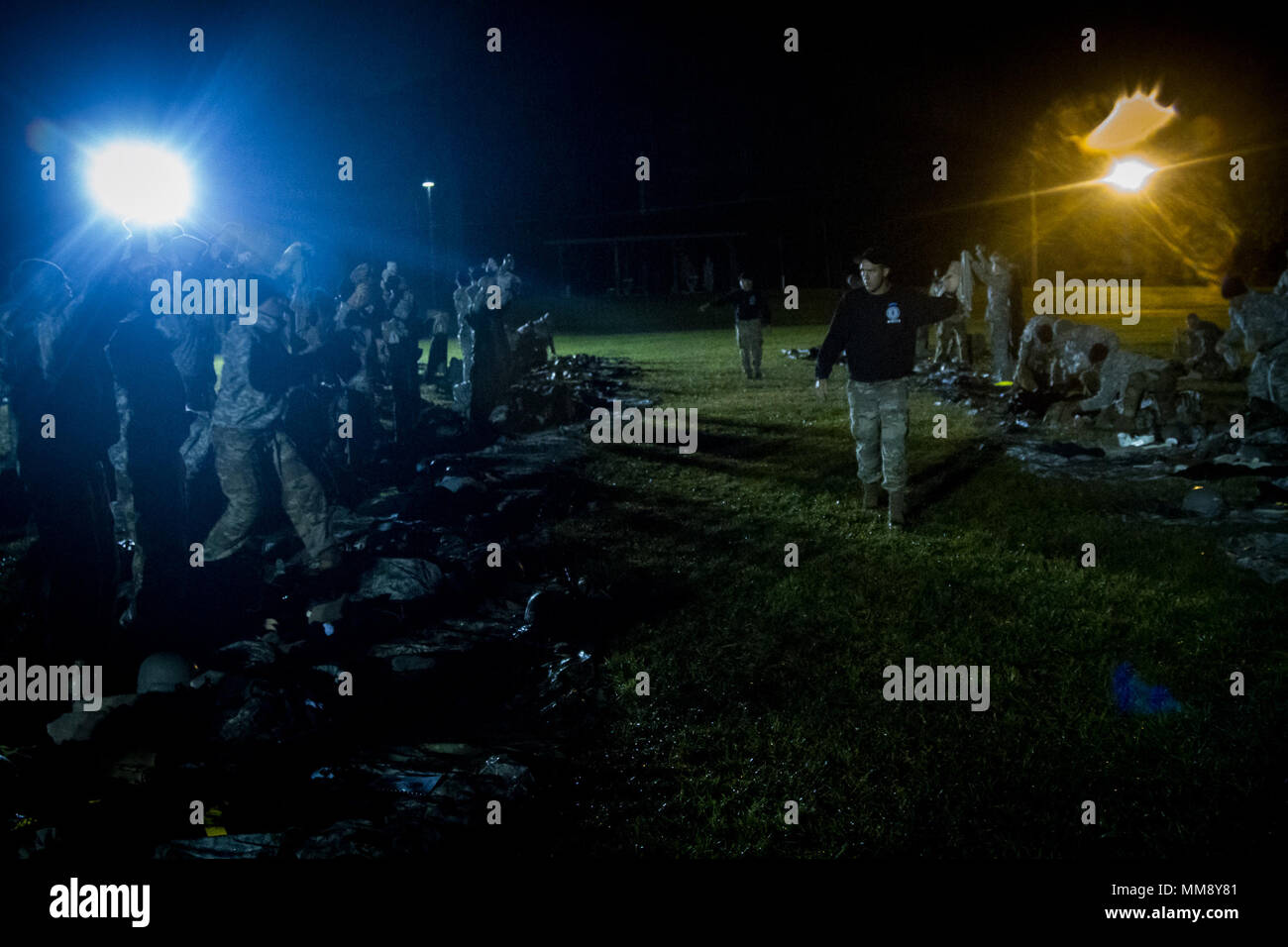 Camp Dawson, West Virginia - Sgt. Cruser Barnes, Co. B ARNG Warrior Training Center, approva gli studenti' ruck gli elementi dopo un periodo di sei miglia di strada marzo. Foto Stock