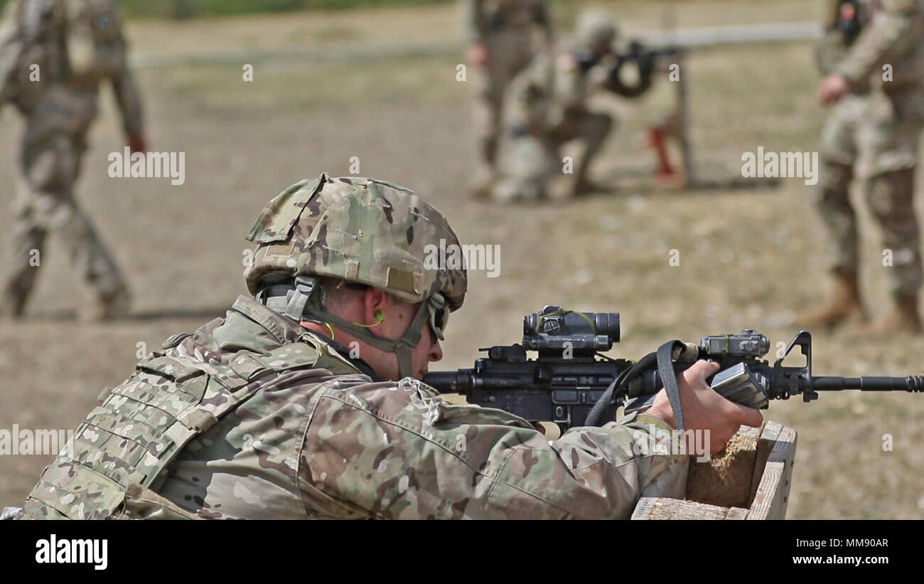 Paracadutisti da 2-504 Parachute Reggimento di Fanteria prendere la copertura dietro una barricata improvvisata mentre gli obiettivi di impegno durante un compagno di squadra antincendio live esercizio a Orahavoc gamma in Kosovo, Settembre 12, 2017. Foto Stock